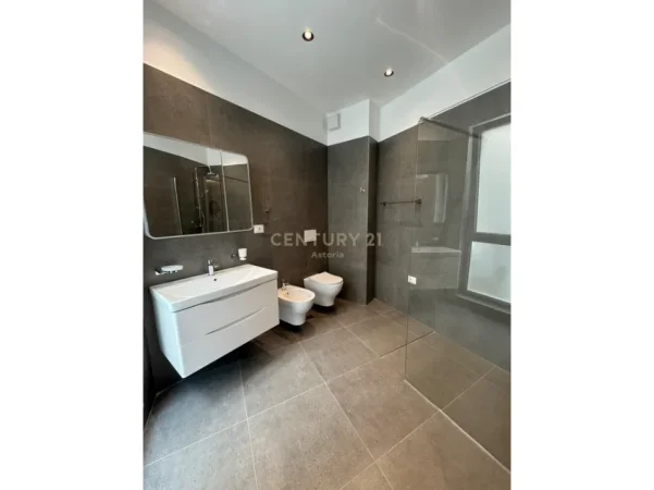 Tirane, jepet me qera Vile 3 Katshe Kati 3, 360 m² 4.500 € (liqeni i thate)