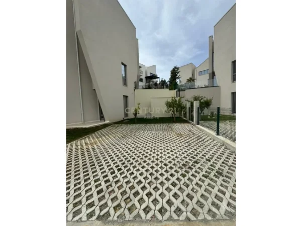 Tirane, jepet me qera Vile 3 Katshe Kati 3, 360 m² 4.500 € (liqeni i thate)