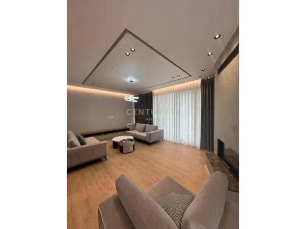 Tirane, jepet me qera Vile 3 Katshe Kati 3, 360 m² 4.500 € (liqeni i thate)