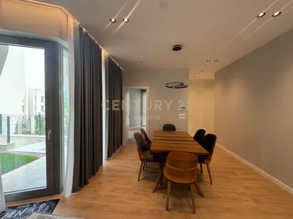 Tirane, jepet me qera Vile 3 Katshe Kati 3, 360 m² 4.500 € (liqeni i thate)