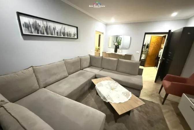 Tirane, jepet me qera apartament 1+1 Kati 1, 70 m² 530 € (Rruga Ferit Stermasi)