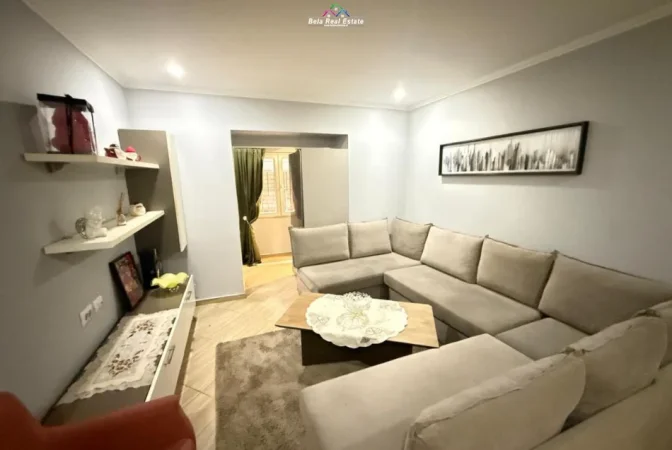 Tirane, jepet me qera apartament 1+1 Kati 1, 70 m² 530 € (Rruga Ferit Stermasi)