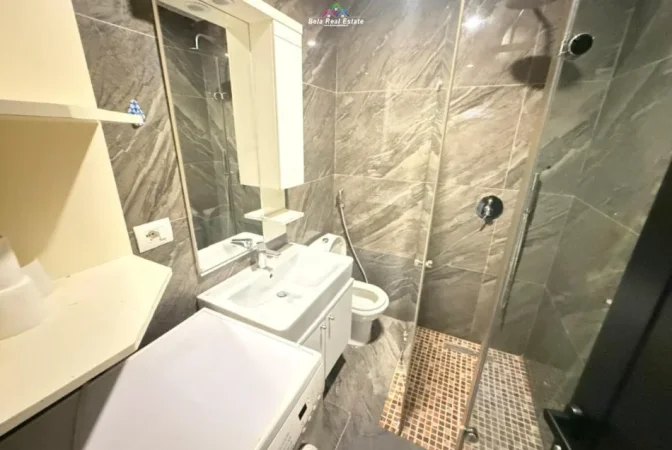 Tirane, jepet me qera apartament 1+1 Kati 1, 70 m² 530 € (Rruga Ferit Stermasi)