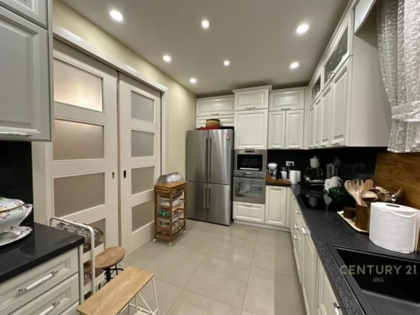 Tirane, shitet apartament 3+1+Ballkon Kati 7, 131 m² 367.000 € (komuna e parisit)