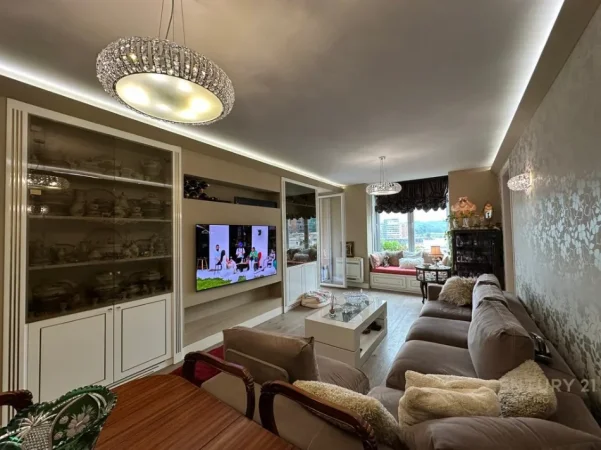 Tirane, shitet apartament 3+1+Ballkon Kati 7, 131 m² 367.000 € (komuna e parisit)