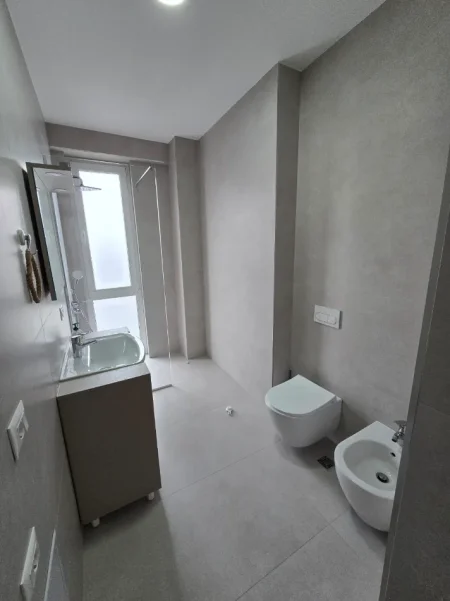 Tirane, jepet me qera apartament 1+1 , 120 m² 1.450 € 