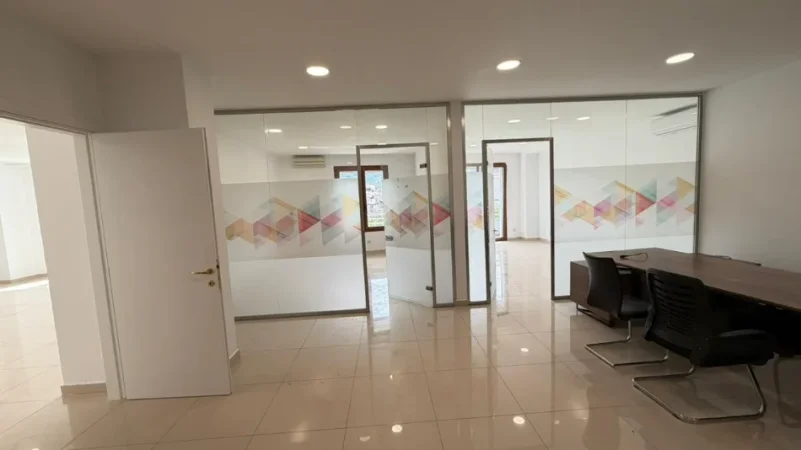 Tirane, jepet me qera ambjent biznesi Kati 5, 180 m² 250.000 € (Kompleksi Delijorgji)