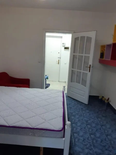 Tirane, jepet me qera apartament 1+1 Kati 4, 50 m² 400 € (Rruga Myslym Shyri)