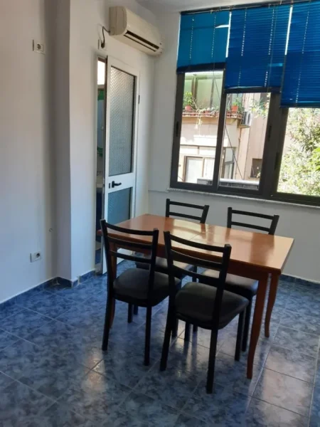 Tirane, jepet me qera apartament 1+1 Kati 4, 50 m² 400 € (Rruga Myslym Shyri)