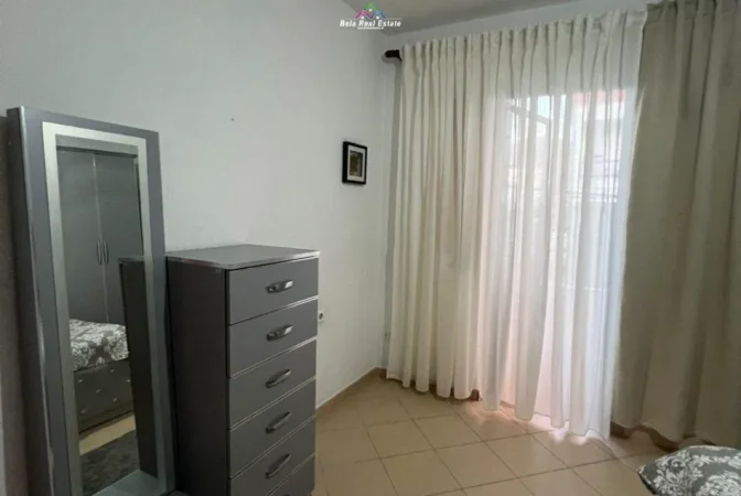 Tirane, jepet me qera apartament 1+1 Kati 2, 70 m² 420 € (Rruga 5 Maji)