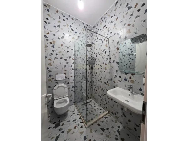 Tirane, jepet me qera apartament 1+1 Kati 5, 55 m² 450 € (ali demi mangalem)