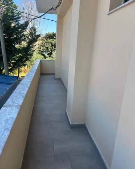 Tirane, jepet me qera garsonier 1+1 Kati 2, 25 m² 220 € (Bujar Bishanaku Tirane Laprake)