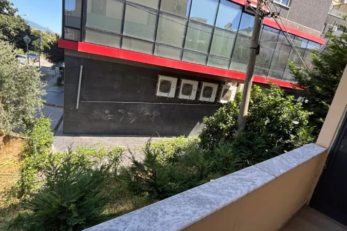 Tirane, jepet me qera garsonier 1+1 Kati 2, 25 m² 220 € (Bujar Bishanaku Tirane Laprake)