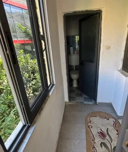 Tirane, jepet me qera garsonier 1+1 Kati 2, 25 m² 220 € (Bujar Bishanaku Tirane Laprake)