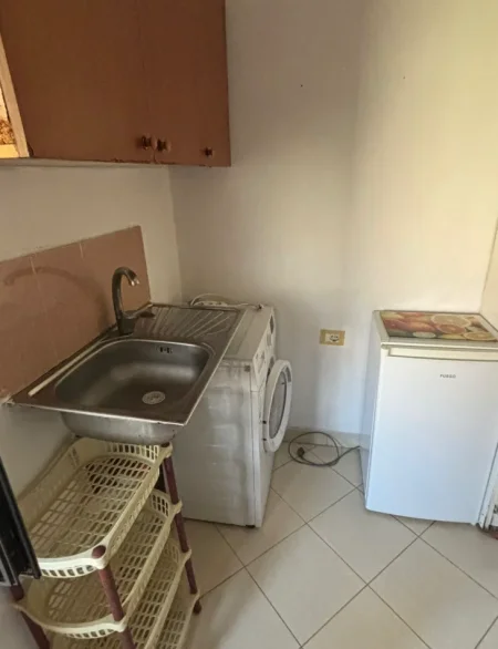 Tirane, jepet me qera garsonier 1+1 Kati 2, 25 m² 220 € (Bujar Bishanaku Tirane Laprake)