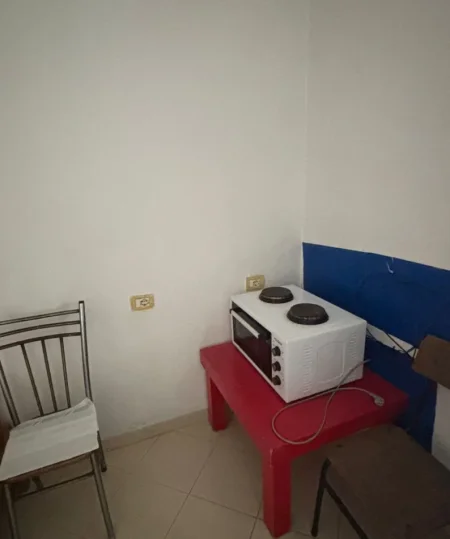 Tirane, jepet me qera garsonier 1+1 Kati 2, 25 m² 220 € (Bujar Bishanaku Tirane Laprake)