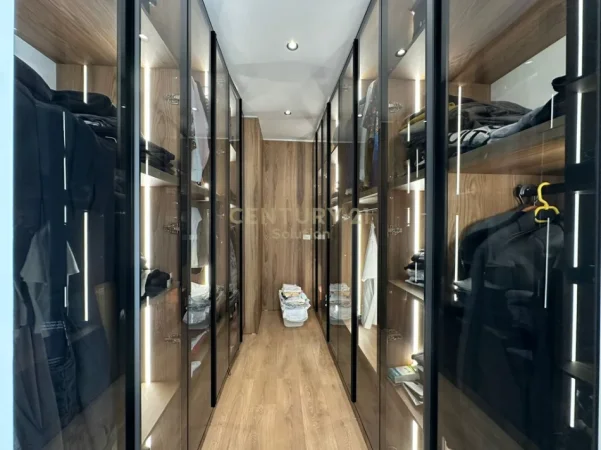 Tirane, shitet apartament 2+1+Ballkon Kati 9, 297 m² 333.000 € (astir)