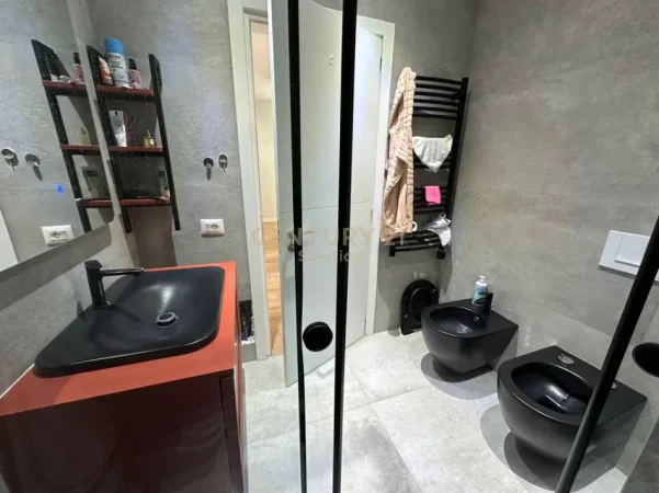 Tirane, shitet apartament 2+1+Ballkon Kati 9, 297 m² 333.000 € (astir)