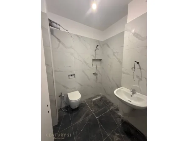 Tirane, jepet me qera apartament 2+1+Ballkon , 800 € 