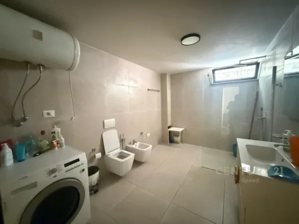 Tirane, jepet me qera apartament 1+1 Kati 1, 120 m² 650 € (medreseja)