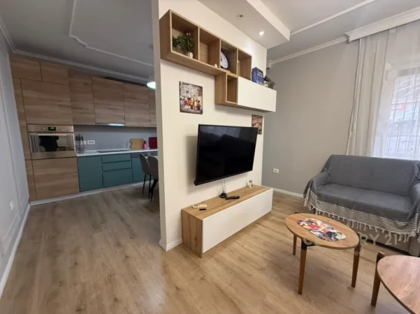 Tirane, jepet me qera apartament 1+1 Kati 1, 120 m² 650 € (medreseja)