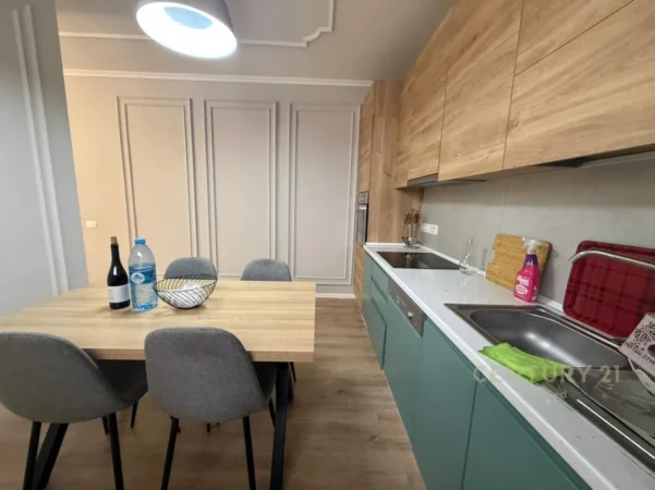 Tirane, jepet me qera apartament 1+1 Kati 1, 120 m² 650 € (medreseja)