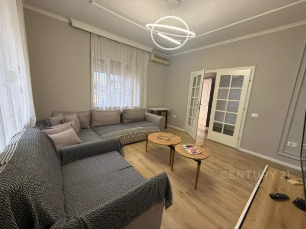 Tirane, jepet me qera apartament 1+1 Kati 1, 120 m² 650 € (medreseja)