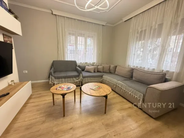 Tirane, jepet me qera apartament 1+1 Kati 1, 120 m² 650 € (medreseja)