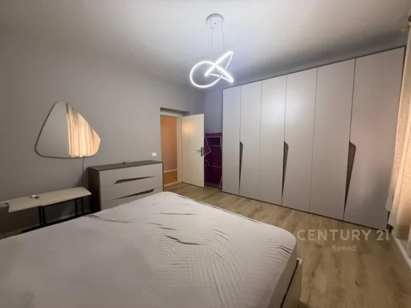 Tirane, jepet me qera apartament 1+1 Kati 1, 120 m² 650 € (medreseja)