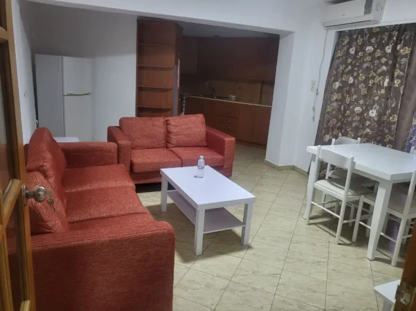 Tirane, jepet me qera apartament 2+1+Ballkon Kati 4, 90 m² 650 € (Qender Tiranes tek 9 katshet)