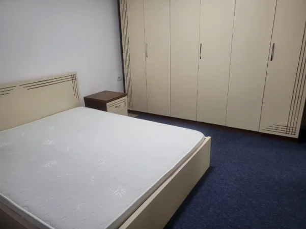 Tirane, jepet me qera apartament 2+1+Ballkon Kati 4, 90 m² 650 € (Qender Tiranes tek 9 katshet)