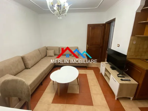 Tirane, jepet me qera apartament 1+1+Ballkon Kati 2, 60 m² 525 € (RRUGA BABE REXHA,BLOBE CENTER)