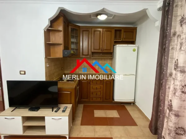 Tirane, jepet me qera apartament 1+1+Ballkon Kati 2, 60 m² 525 € (RRUGA BABE REXHA,BLOBE CENTER)