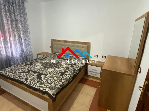 Tirane, jepet me qera apartament 1+1+Ballkon Kati 2, 60 m² 525 € (RRUGA BABE REXHA,BLOBE CENTER)