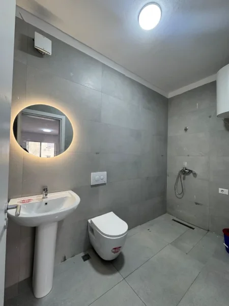 Tirane, jepet me qera apartament 1+1 Kati 5, 65 m² 380 € (Rruga Dritan Hoxha,Kompleksi AURA,Laprakë,Tiranë)