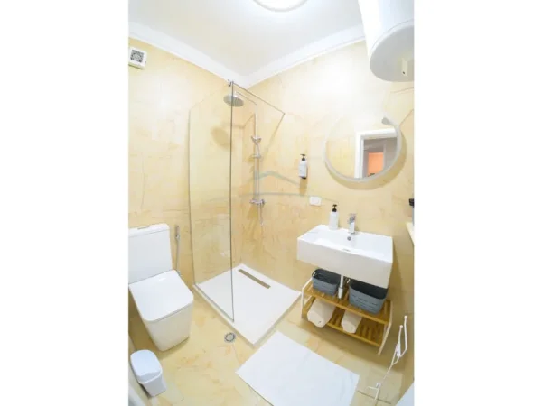 Tirane, shitet apartament 2+1+Aneks+Ballkon Kati 3, 94 m² 245.000 € (Rruga e Barrikadave)