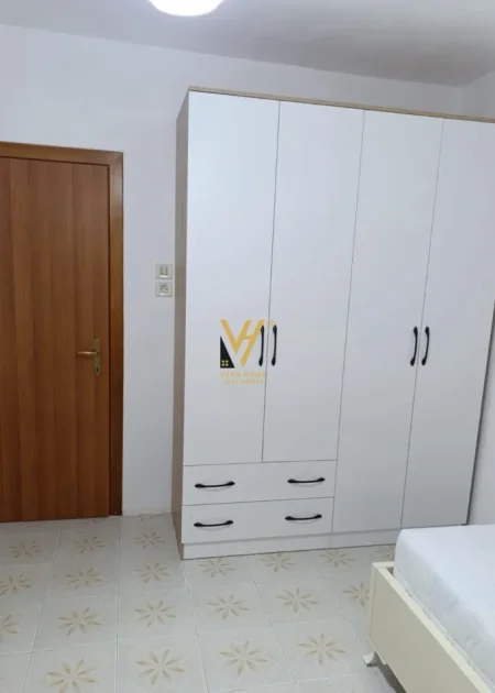 Tirane, jepet me qera shtepi 2+1+Ballkon Kati 0, 75 m² 520 € (KOMBINAT)