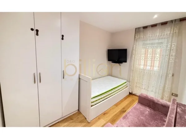 Tirane, jepet me qera 2+1 , 100 m² (Shkolla e Kuqe)