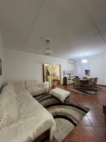 Tirane, jepet me qera apartament 2+1+Ballkon Kati 3, 90 m² 720 € (KOMUNA E PARISIT)
