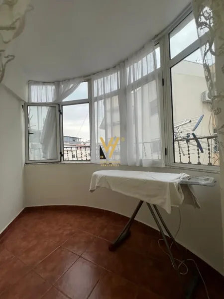 Tirane, jepet me qera apartament 2+1+Ballkon Kati 3, 90 m² 720 € (KOMUNA E PARISIT)