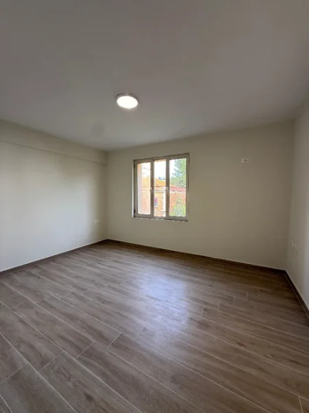 Tirane, jepet me qira Ambient Per Zyra/Apartament 3+1+Ballkon Kati 3, 100 m² 600 € (Rruga e Durresit)