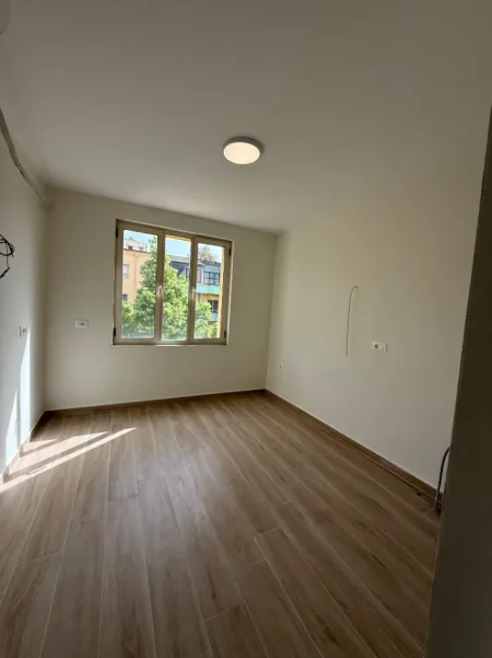 Tirane, jepet me qira Ambient Per Zyra/Apartament 3+1+Ballkon Kati 3, 100 m² 600 € (Rruga e Durresit)