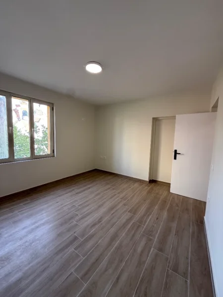 Tirane, jepet me qira Ambient Per Zyra/Apartament 3+1+Ballkon Kati 3, 100 m² 600 € (Rruga e Durresit)