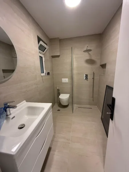 Tirane, jepet me qira Ambient Per Zyra/Apartament 3+1+Ballkon Kati 3, 100 m² 600 € (Rruga e Durresit)