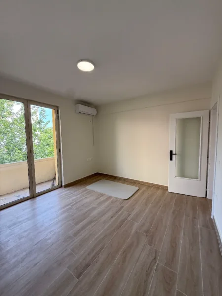 Tirane, jepet me qira Ambient Per Zyra/Apartament 3+1+Ballkon Kati 3, 100 m² 600 € (Rruga e Durresit)