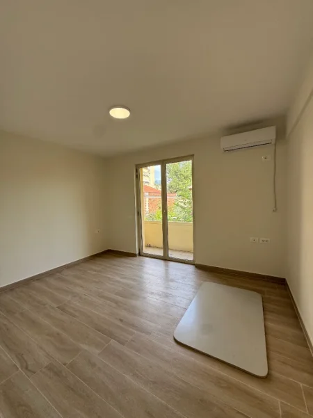 Tirane, jepet me qira Ambient Per Zyra/Apartament 3+1+Ballkon Kati 3, 100 m² 600 € (Rruga e Durresit)