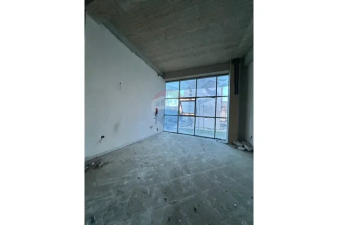Vlore - Lungomare, jepet me qera zyre Kati 2, 40 m² 300 € (Rruga Cameria, Lungomare, Vlore)