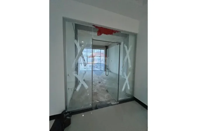 Vlore - Lungomare, jepet me qera zyre Kati 2, 40 m² 300 € (Rruga Cameria, Lungomare, Vlore)