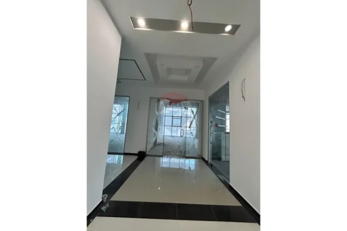 Vlore - Lungomare, jepet me qera zyre Kati 2, 40 m² 300 € (Rruga Cameria, Lungomare, Vlore)