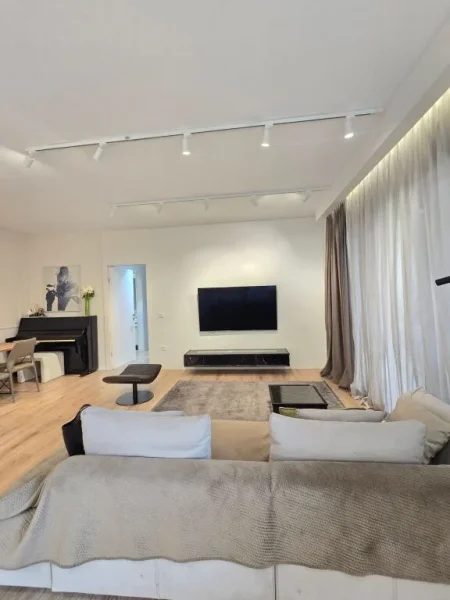 Tirane, shitet apartament 3+1+Ballkon Kati 5, 136 m² 450.000 € (Kompleksi Deliorgjit)